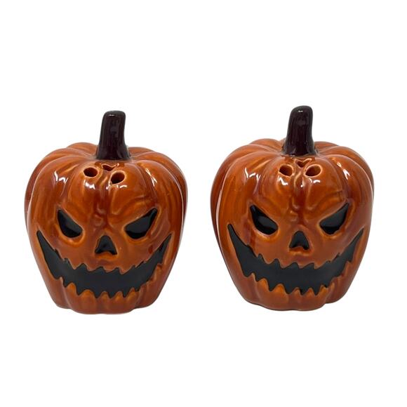 Angry Pumpkins Ceramic Salt and Pepper Set 2.5"x2" Halloween Decor Party New - Picture 1 of 4